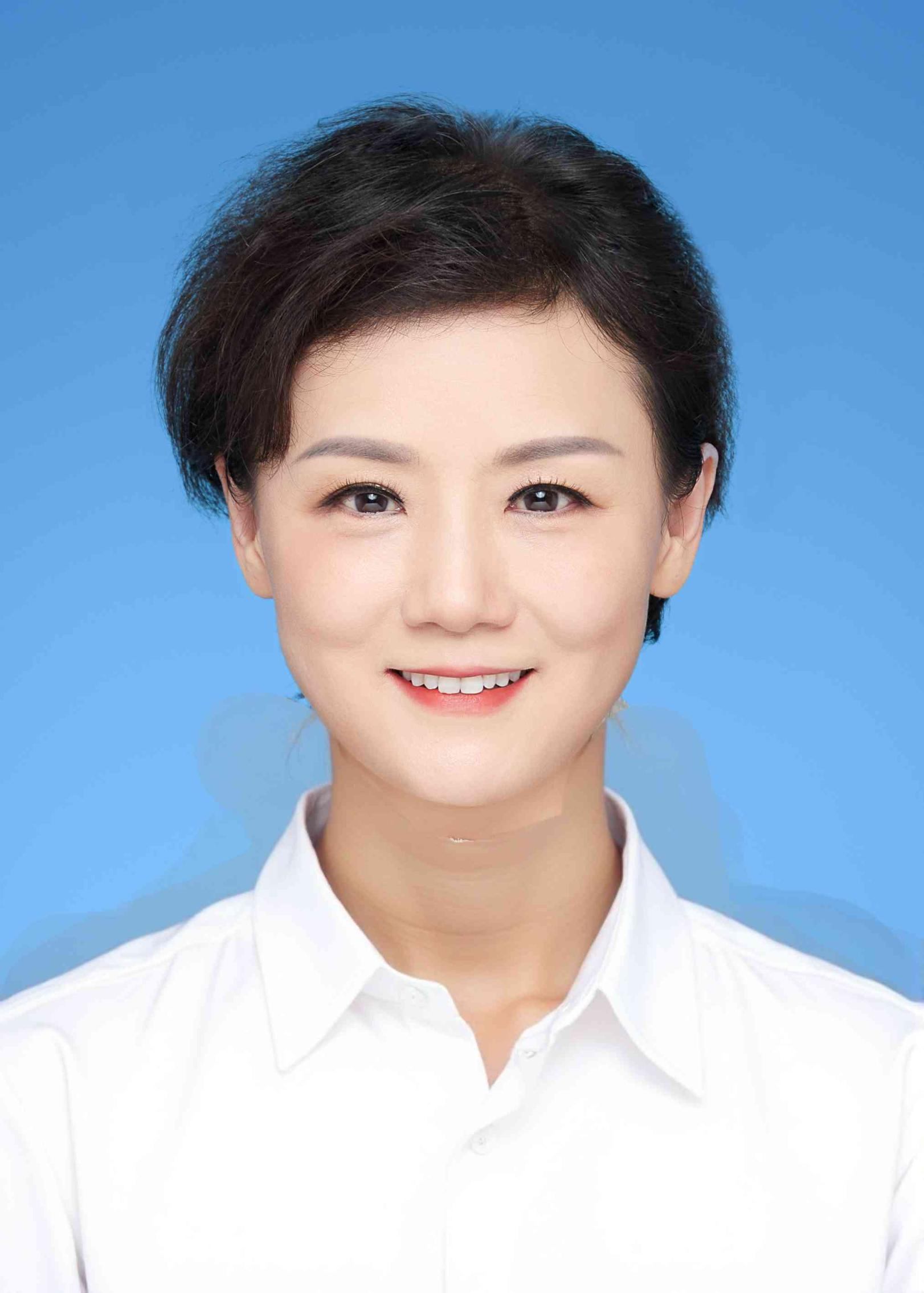 周妮娜-蓝底免冠照片.png